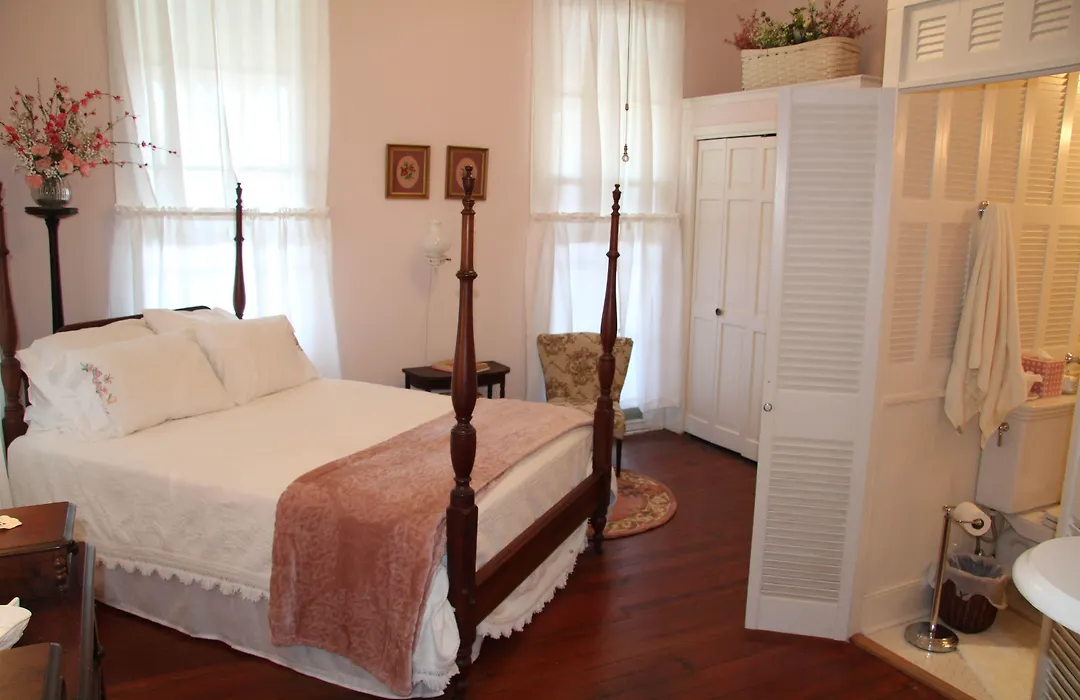 Riverboat Bed & Breakfast-1